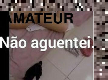 Cheguei em casa e peguei a esposa se masturbando e não resisti. Olha o que ela ganhou