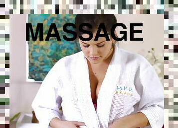 Nude body massage from a curvaceous girl is pure bliss