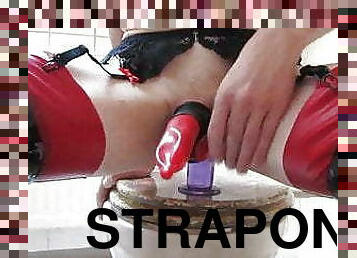 Strapon in Latex abgeritten