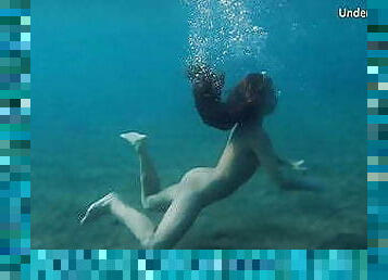 Underwatershow erotic young models in water