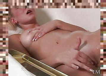 Sweet Blonde Beauty Jahcee Ann Stuffs Her Moist Muff In Tub!