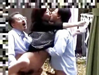 Esposa inocente follada al frente de su marido cornudo VER Completo