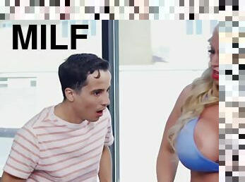 Milf rides short guy in gym during workout