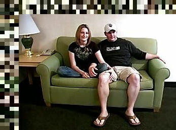 An amateur couple gets busy and fucks on the couch