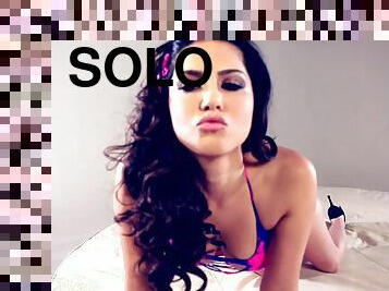 Sunny Leone enjoys masturbation and fingers cunt in high heels