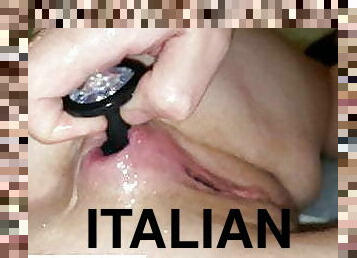 WE PLAY WITH AN ANAL DILATOR! (4K) - ITALIAN AMATEUR MR. BIG
