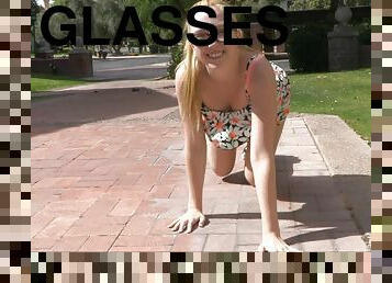 lunettes, en-plein-air, chatte-pussy, amateur, babes, blonde, solo, rasé, parc, réalité