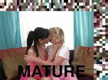 Mature woman has lesbian sex with younger babe