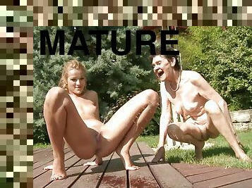 vieux, en-plein-air, pisser, mature, babes, lesbienne, jeune-18, naturel, assez, plus-agée