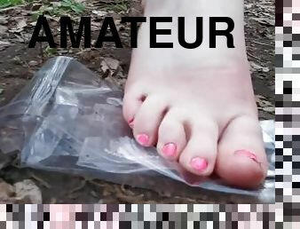 public, amateur, ados, allemand, belle-femme-ronde, pieds, sale, première-fois, solo, branlette-avec-les-pieds