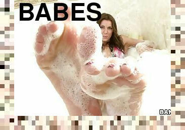 Hot Soapy Footjob in the Bathtub by a Gorgeous Babe