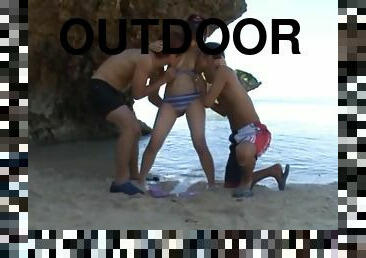 Sexy Yukiko Suo Has an Outdoor Threesome on the Beach