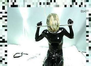 Fejira com The girl who was locked up in a latex suit was played to orgasm