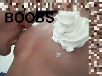 Lizanje slaga s njenih sisa / Licking whipped cream from her boobs