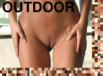 Trim hottie Danielle Richardson outdoors