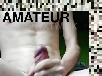 TWINK WITH HUGE DICK CUMS SO HARD AND PLAYS WITH HIM CUM
