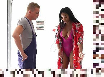 Jasmine Webb And Steve Holmes - Gardener Fucks Black Housewife With Big Booty Betten Than Her Husband