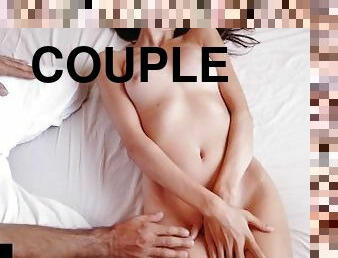 Petite brune sexy et bronzée laisse son masseur s'occuper de de sa petite chatte toute rasee