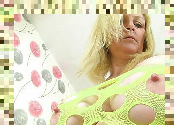 English milf Fiona looks inviting in her skimpy dress