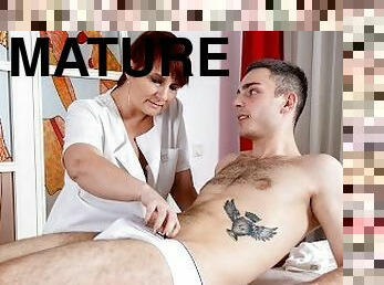 MATURE4K Alluring manual therapist with dyed hair makes carnal show for man