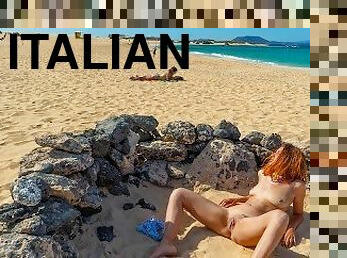 SCOPATE SULLA SPIAGGIA - July esibizionista si masturba e prende il cazzo di Nik davanti a tutti