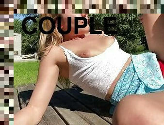 Couple amoureux baise dans un parc public