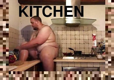 21enne obeso si fa un bagnetto nel minuscolo lavandino della cucina