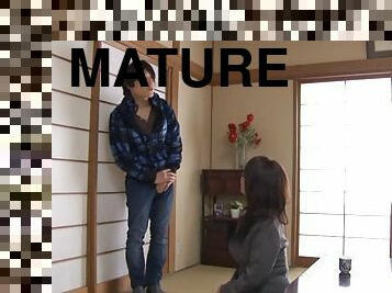 Kondou Ikumi mature Asian babe in glasses in masturbation action