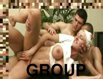 gros-nichons, orgie, ejaculation-sur-le-corps, branlette, sexe-de-groupe, trio, seins, bisexuels, brunette, dure