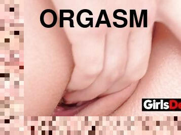 payudara-besar, clitoris-bagian-atas-vagina-paling-sensitif, memasukkan-tangan-ke-dalam-vagina, orgasme, vagina-pussy, muncrat, sayang, berambut-pirang, kecil-mungil, seorang-diri