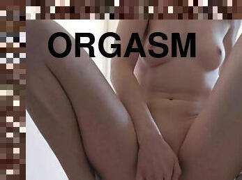 Slim girl has an orgasm - Maiskiii
