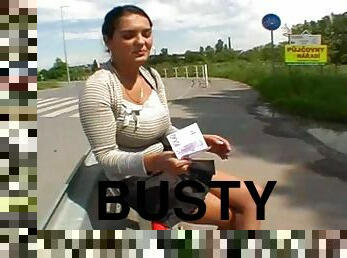 gros-nichons, en-plein-air, public, salope, point-de-vue, bus, gros-seins, brunette, réalité, minijupe