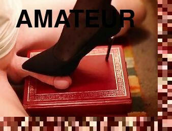 amateur, énorme-bite, pieds, bas, fétiche, maîtresse, branlette-avec-les-pieds, bite