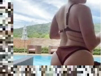 Big booty twerking pool