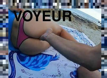 Il me doigte et me baise discrtement  la plage, jacule sur mon cul je voulais avaler son sperme