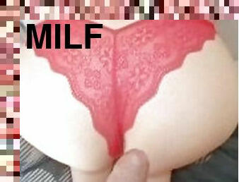 MILF plug se fait prendre en levrette dans la chambre