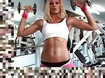 Sporty blonde shows off her tits in gym