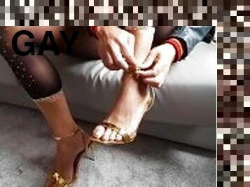 garçon talons aiguilles collants et ongles vernis