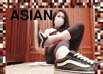 asiatique, masturbation, vieux, pieds, secousses, plus-agée, fétiche, chinoise, humiliation, femme-dominatrice