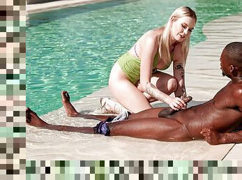 Inked bimbo Mimi Cica pleasuring black dude by the pool