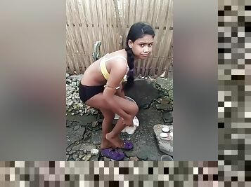 Today Exclusive- Desi Village Girl Outdoor Bathing