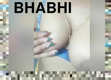 Desi Mallu Bhabhi Shows Boobs