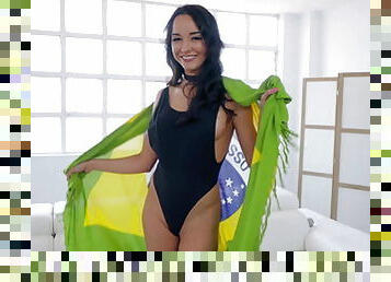 Brazilian beauty tries anal
