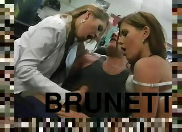 pisser, énorme-bite, voiture, trio, sur-le-visage, blonde, brunette