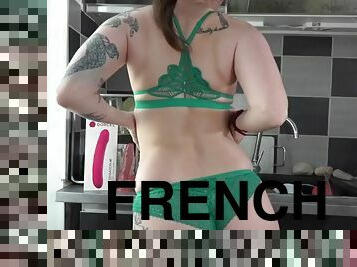 Vends-ta-culotte - French brunette babe plays with soap in the kitchen