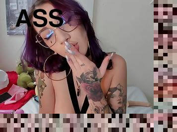 Colombian otaku with purple hair shows you that she has a big round ass that she loves to shake to turn you on