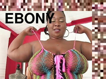 Ebony plumper Daphne Daniels masturbates