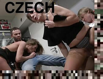 orgia, żona, dorosłe, robienie-loda, staruszka, mamuśki, gangbang, seks-grupowy, szmata, bielizna