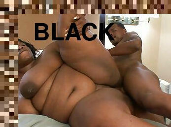 Obese chocolate lady does the splits when riding black cock