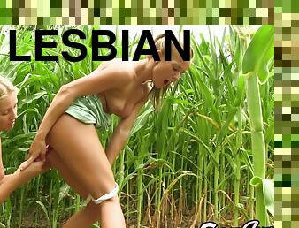 Lewd Teens Bella Baby n Cayla Lyons Bring a Dildo to a Corn Field